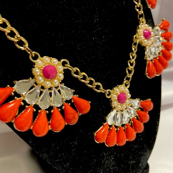 Goldtone statement necklace with clear rhinestones, coral and fuchsia stones - Picture 5 of 7